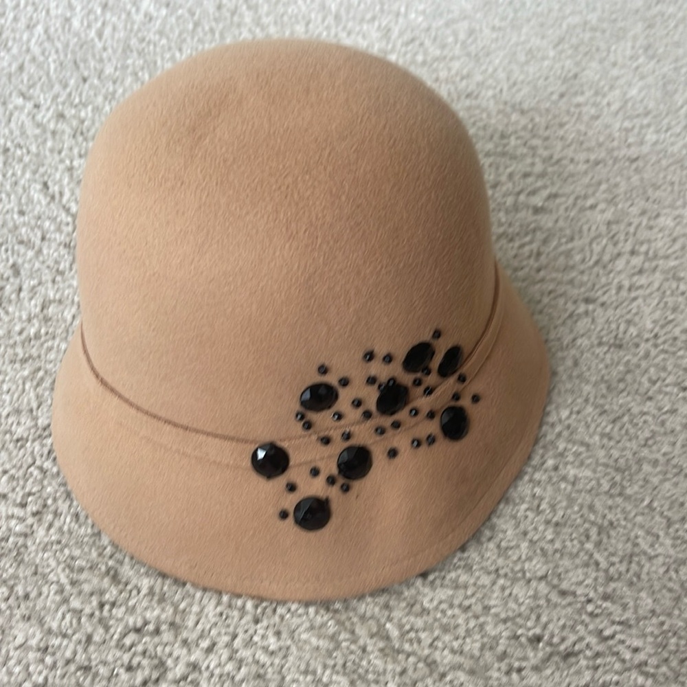 Ellen Tracy hat